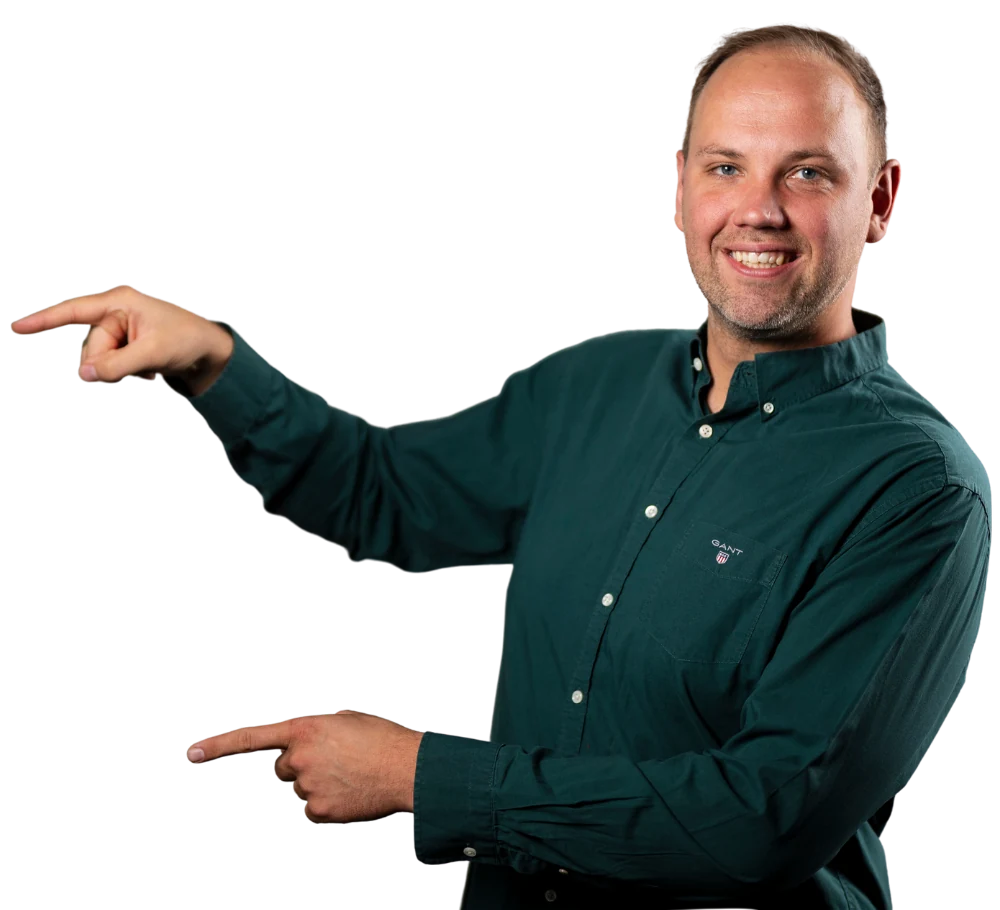 Fabian Habich lächelt und zeigt mit beiden Händen zur Seite